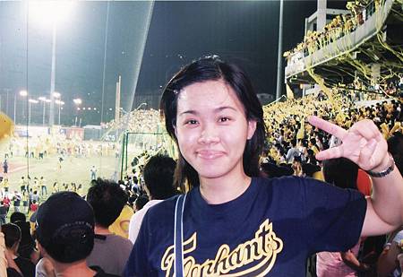 10月(2001)第一次一起在台南看兄弟象球賽丟黃色彩帶2