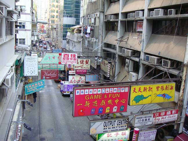 在半山手扶梯上拍的, 延伸道路中間的招牌是香港的特色啊~~ @o@