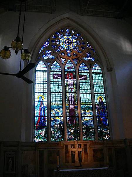 教堂內部的彩繪玻璃I