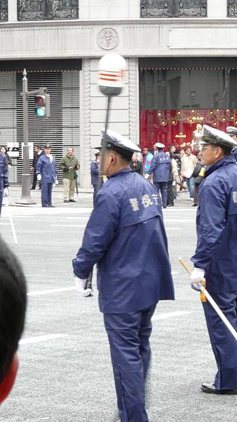 警察來回巡邏做安全檢查