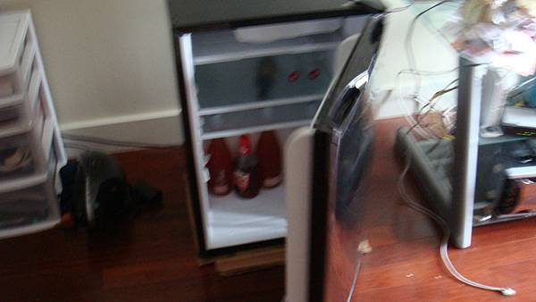 GE 4.5 cu. ft. Compact Refrigerator, Black (1)