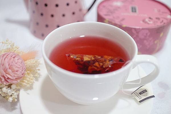 【飲品】御奉寶石蔓越莓果茶-複方仕女椪粉盒 ❈ 紅寶石般閃閃動人的紅色茶湯，清爽的苺果茶推薦