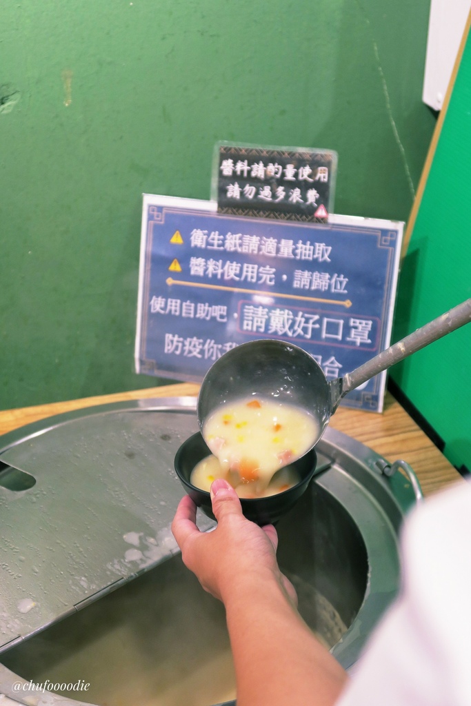 【高雄食記】大港參貳牛排館 - 復古風格的人氣牛排餐廳 - 滿滿蔥花與香菜的另類台式吃法