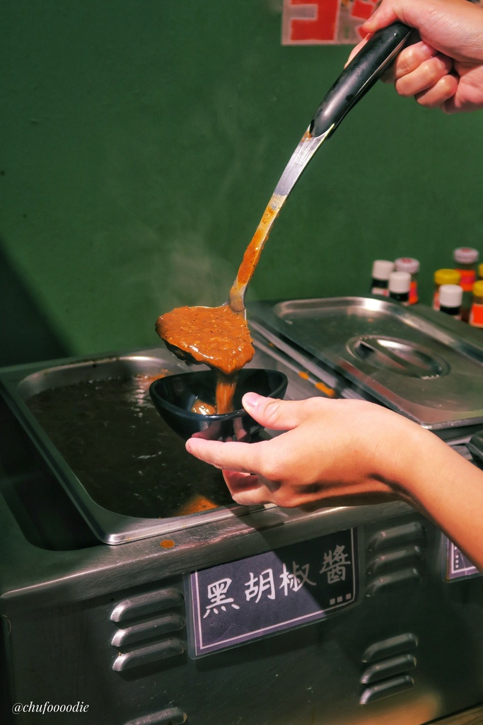 【高雄食記】大港參貳牛排館 - 復古風格的人氣牛排餐廳 - 滿滿蔥花與香菜的另類台式吃法