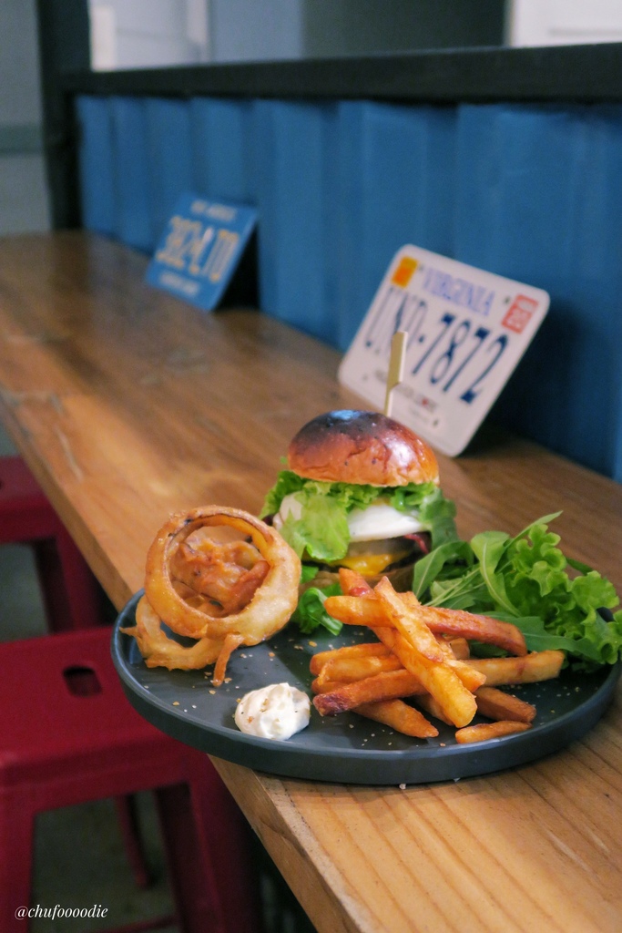 【台南食記】Guyra burger蓋拉澳式漢堡 - 在市區也能體會帳篷內用餐的露營體驗