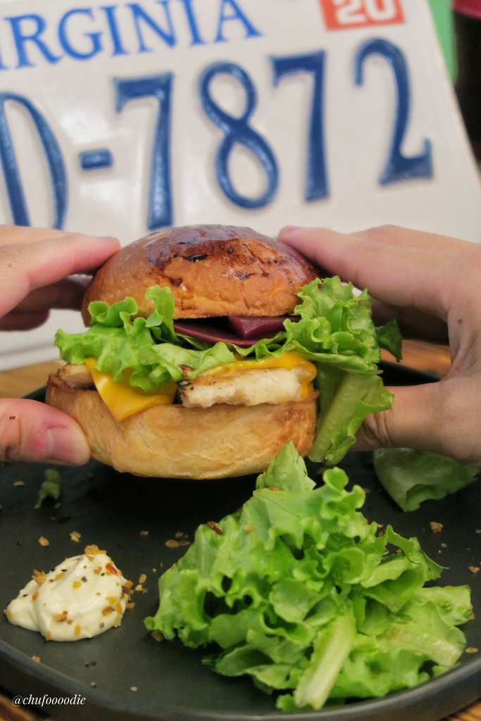 【台南食記】Guyra burger蓋拉澳式漢堡 - 在市區也能體會帳篷內用餐的露營體驗