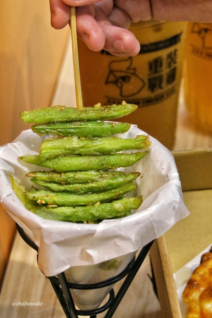 【高雄美食】重裝戰雞 - 多層次口感的千層披薩餅皮還有超厚炸雞！