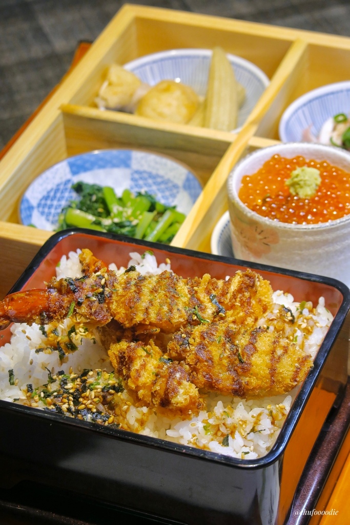 【高雄美食】日本橋浜町酒食處 - 精緻日式定食給你滿滿的鮭魚卵海鮮料理