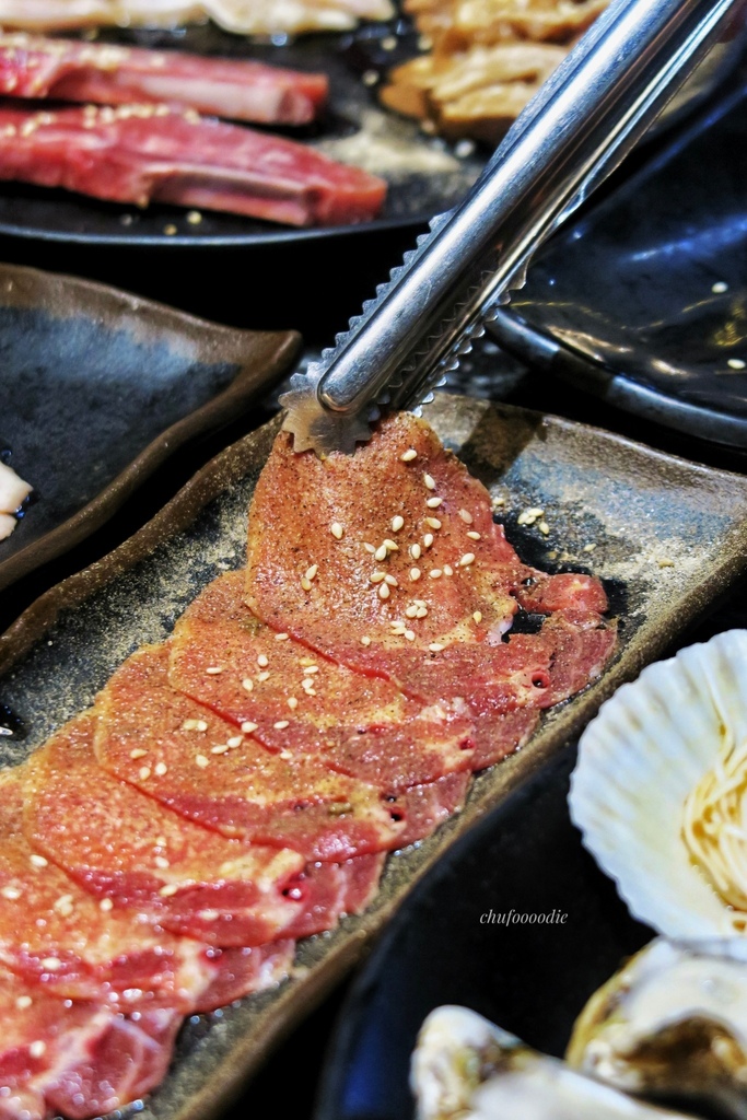 【老爺燒肉】高雄燒烤吃到飽只要539~除了燒肉也有火鍋吃到飽的高雄宵夜火烤兩吃營業時間到凌晨兩點唷~大生蠔、天使紅蝦頂級海鮮食材新鮮又肥美