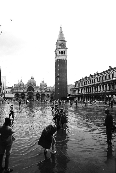3-17威尼斯--淹水的聖馬可與興奮的遊客.jpg
