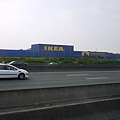 還好導遊有讓我們換裝~因為一出機場大門真的小小冷~上車大家都很新奇的拍拍拍~法國的IKEA