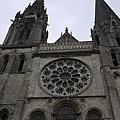 哥德式教堂最大的特色就是尖塔跟彩繪玻璃窗(等一下進去就可以看到了)