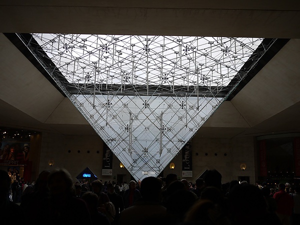 設計師貝聿銘所設計的~玻璃金字塔
