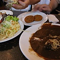 中餐: 豬脖子+Gulasch(牛肉)+potato pancake+大杯黑啤酒   