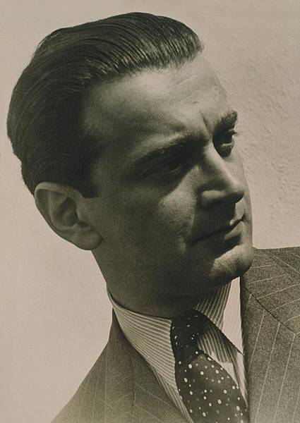 作曲家米可洛羅薩（Miklós Rózsa ,18 April 1907 – 27 July 1995）