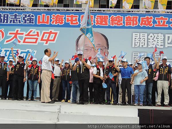 1031008胡志強授旗給原台中縣前議長林敏霖，象徵國民黨派系的整合支持。 (1).JPG