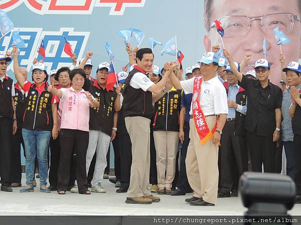 1031008馬英九請山海屯的選民要投給胡志強這隻有經驗、有能力的老鳥。.JPG