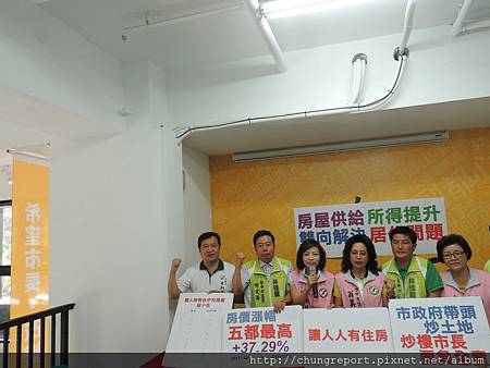 1031011何文海(左二)原是國民黨準備搶下的一席(劉東皋攝).JPG