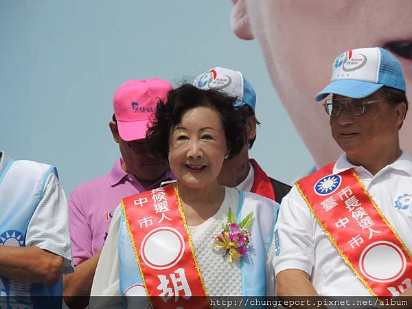 1031031邵曉鈴仍為自己的先生勤跑輔選。(劉東皋攝).JPG