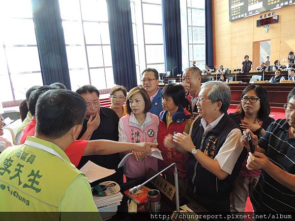 1031031民進黨西屯區市議員陳淑華(中)支持度高，不易被擠下。(劉東皋攝).JPG