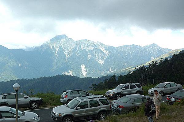 遠方的奇萊東峰和主峰