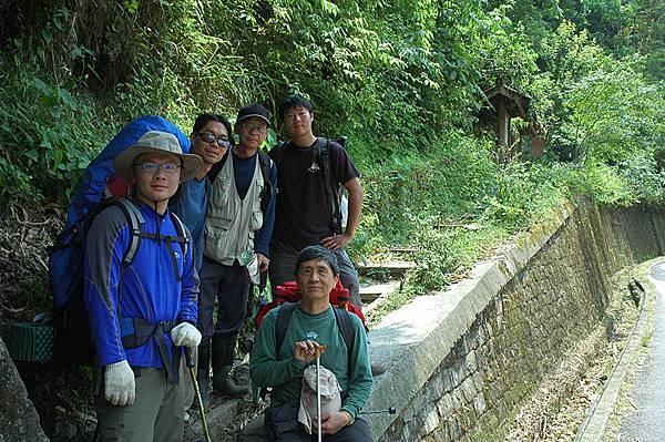 東埔登山口大家合照一張