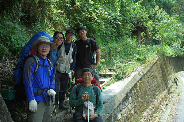 東埔登山口大家合照一張