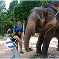 ELEPHANT TREKKING - 餵大象