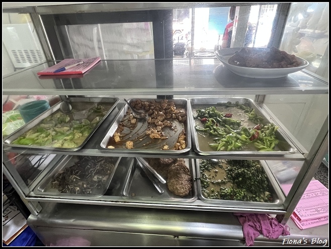 新竹新埔 ღ 阿月滷肉飯小吃攤｜在地小店 湯粄條 多種小菜 