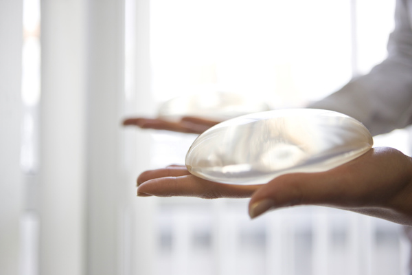 Breast_implants_in_hand_01