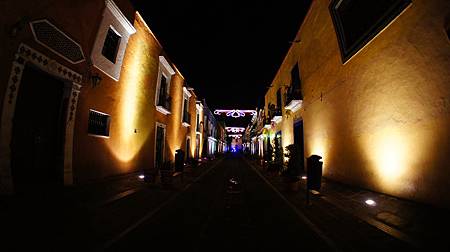 Puebla街道,有聖誕燈裝飾