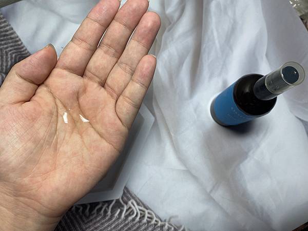 因為醒膚前導精華露已有大量的保濕因子，所以可以省略掉上化妝水的步驟。