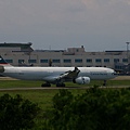 剛降落的國泰航空空中巴士A330-300型客機