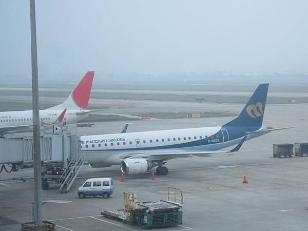 華信航空的E190型客機和日本航空的波音B737型客機
