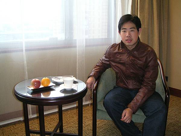 我在房間，擺在桌上的是迎賓水果.JPG