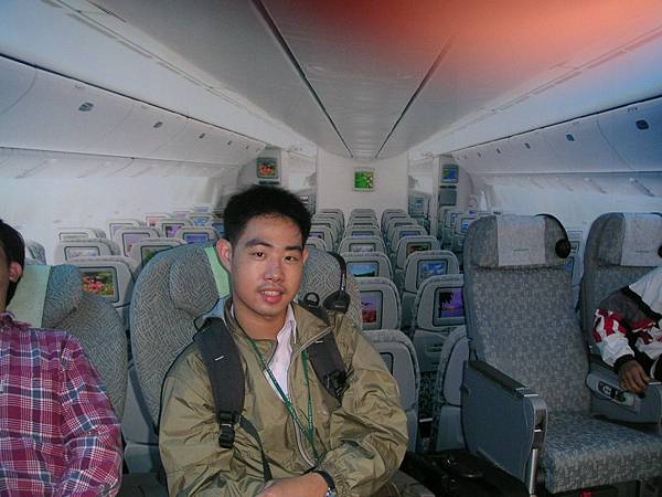 感謝長榮員工替坐在菁英艙上的我拍照，菁英艙是界於長榮777-300ER桂冠和經濟艙之間的艙等.JPG