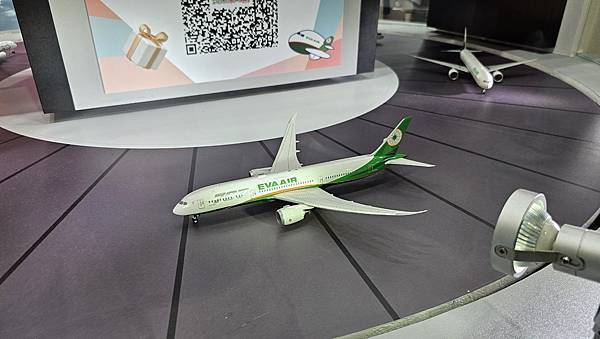 台北國際旅展長榮航空攤位的波音B787客機大發動機好吸睛!