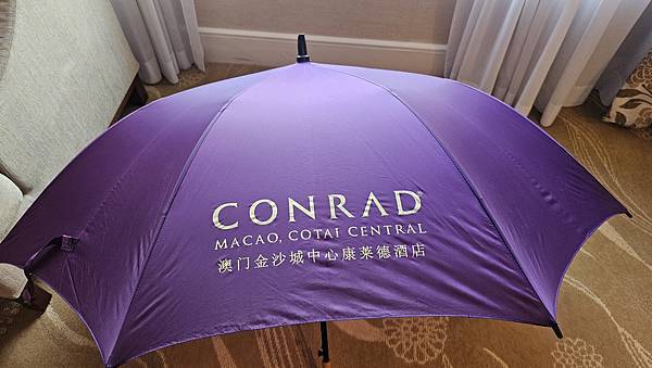 澳門金沙城中心康萊德酒店的雨傘好大好漂亮! 澳門金沙城中心康萊德酒店的雨傘好大好漂亮!