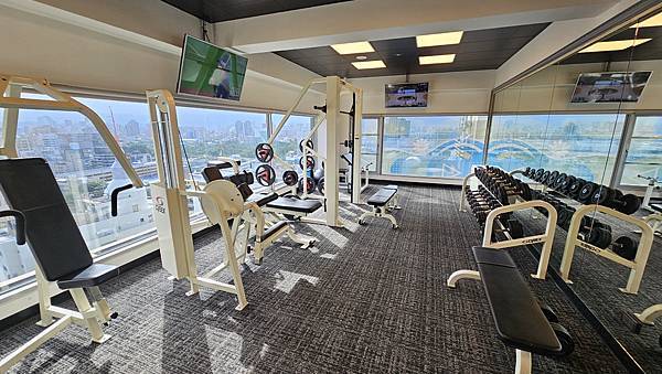 台北花園大酒店頂樓的健身房採光極佳我超喜歡!