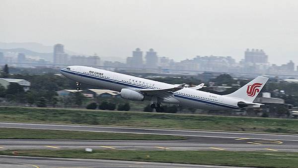 老爸前一陣子又搭國航經北京轉機去瑞士日內瓦旅行了!