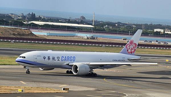 華航經濟艙也開始使用鐵製餐具了!果然有競爭才會有進步!讚!