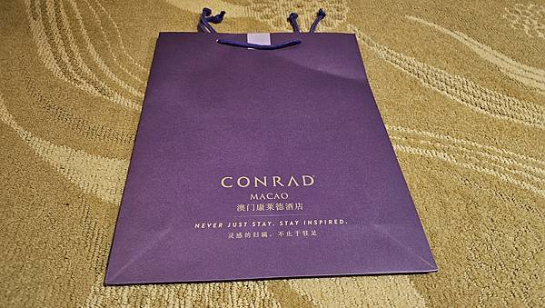 澳門康萊德酒店的紫色提袋超美超有質感!
