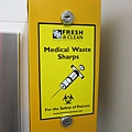 澳洲廁所都會有這種自助針頭拋棄箱