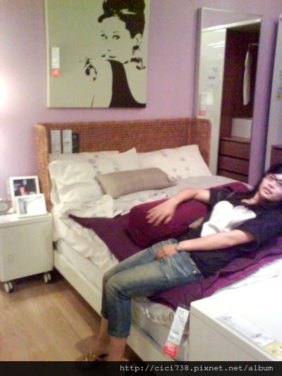 看到床就想躺...他愛的紫色系