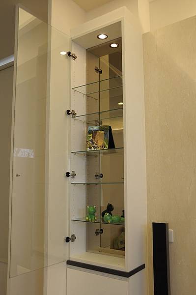台中室內設計 玄關設計 客廳裝潢 系統櫃 櫥櫃五金 電視牆設計 展示櫃 (6).JPG