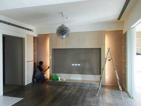 客廳電視牆壁面跳色