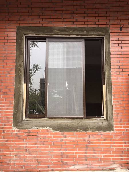 客廳窗戶水泥填縫.jpg