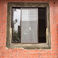 客廳窗戶水泥填縫.jpg