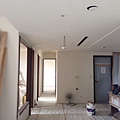 登陽廊香 走道空間天花板油漆底漆完成 燈具挖孔完成.jpg