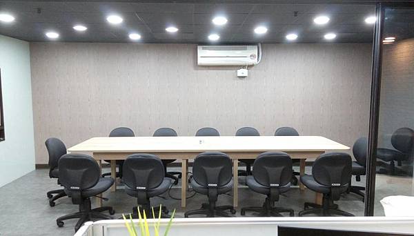 高雄辦公室 入口左側會議空間